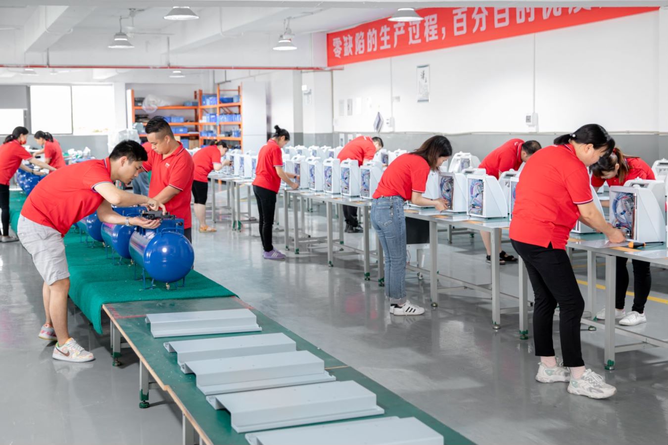 Dental-Handpiece-Treating-A-Patient-dental-handpiece-supplier-DYM